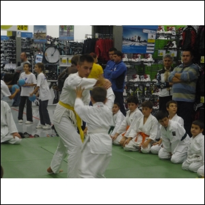 Read more about the article Demonstratie de aikido la inaugurarea magazinului Decathlon Pitesti 17.11.2011